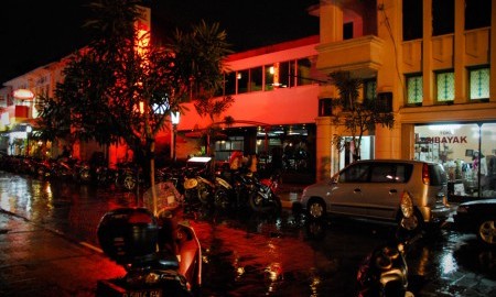 Romantis Dan Eksotisme Tempat Wisata Di Jalan Braga Bandung malam hari